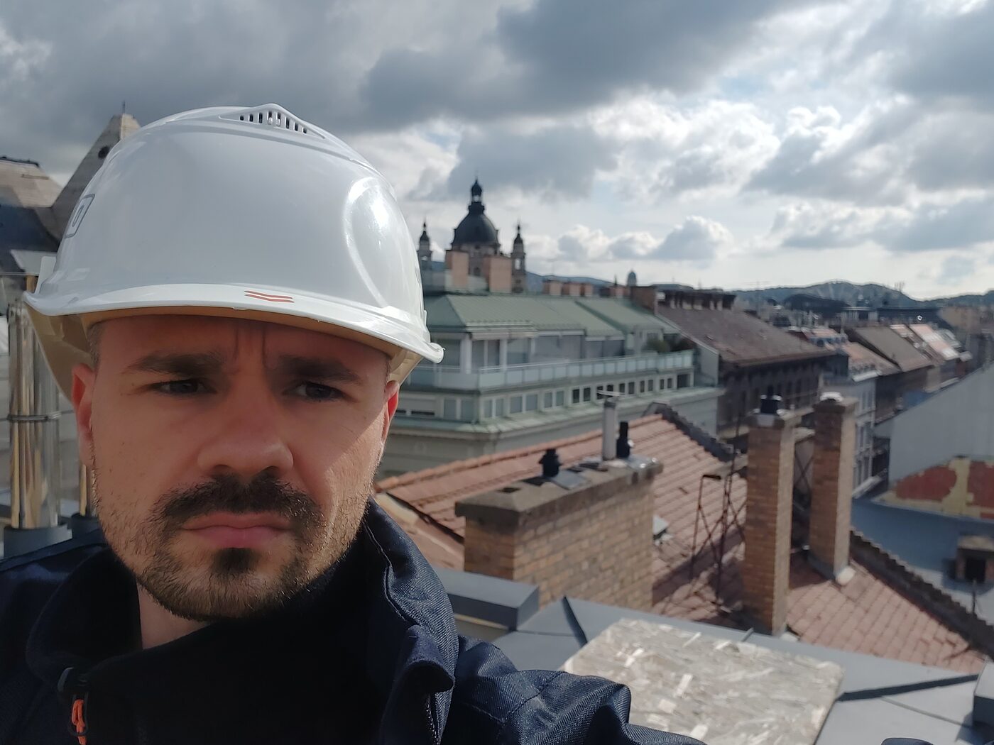 Nagy Attila egy budapesti tetőn